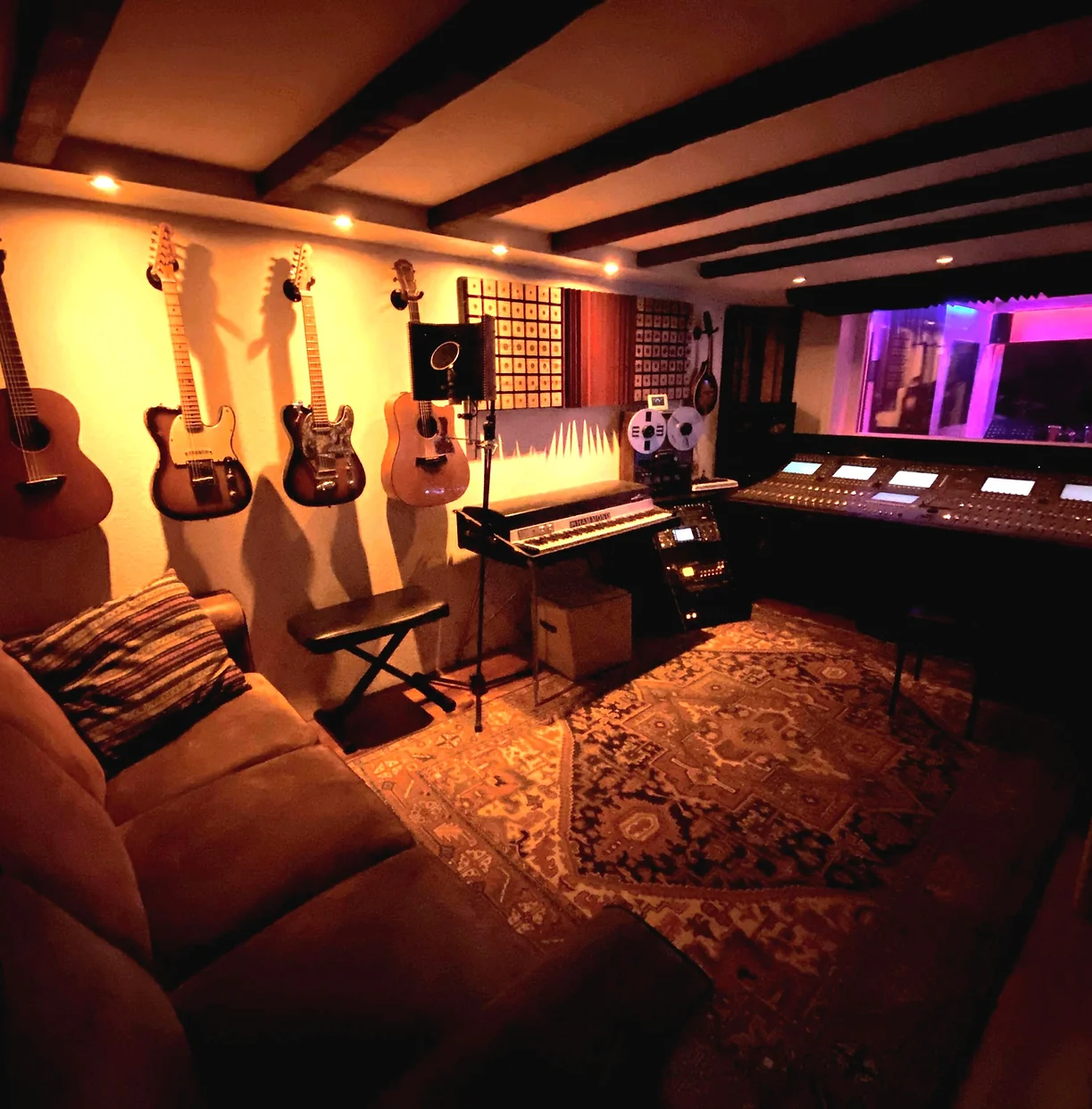 In onze studio kun je terecht voor het opnemen van muziek, geluid en podcasts.