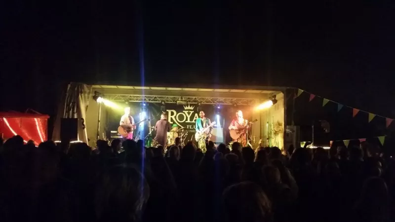 Optreden Royal Flush. Opbouw van podium, geluid en licht.