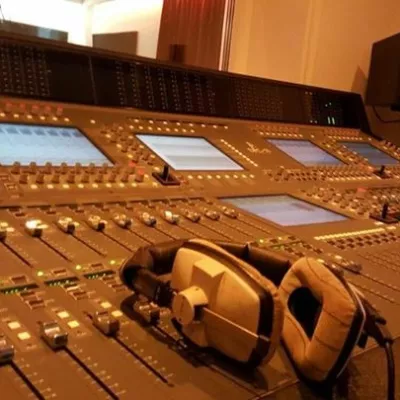 Kingsroad StudioOnze geluidsstudio waar je terecht kunt voor het opnemen van muziek en geluid.